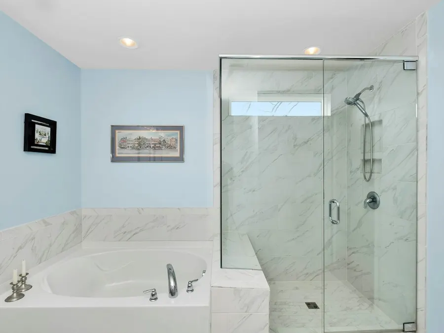 Frameless glass shower 03