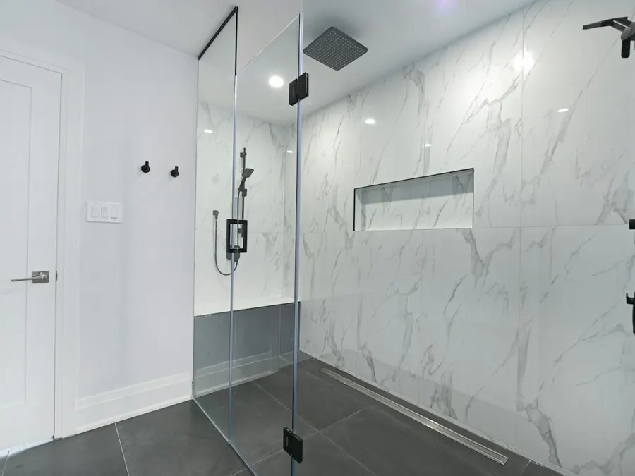 Frameless glass shower 05