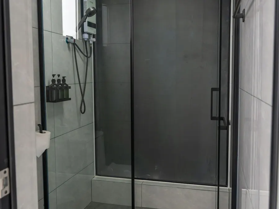 Frameless glass shower 06
