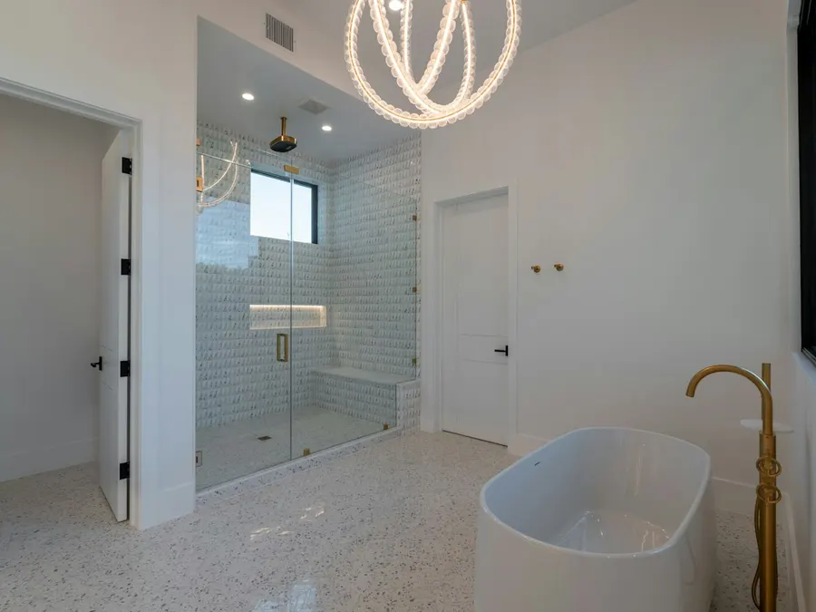 Frameless glass shower 07
