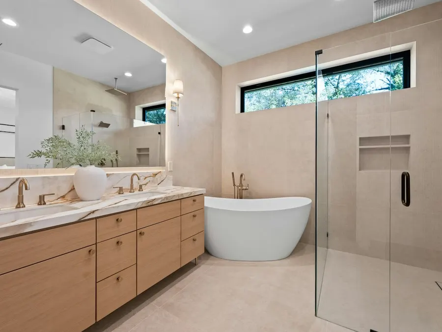 Frameless glass shower 08