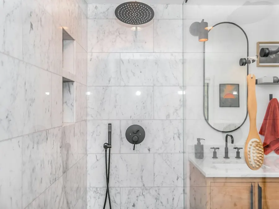Frameless glass shower 09